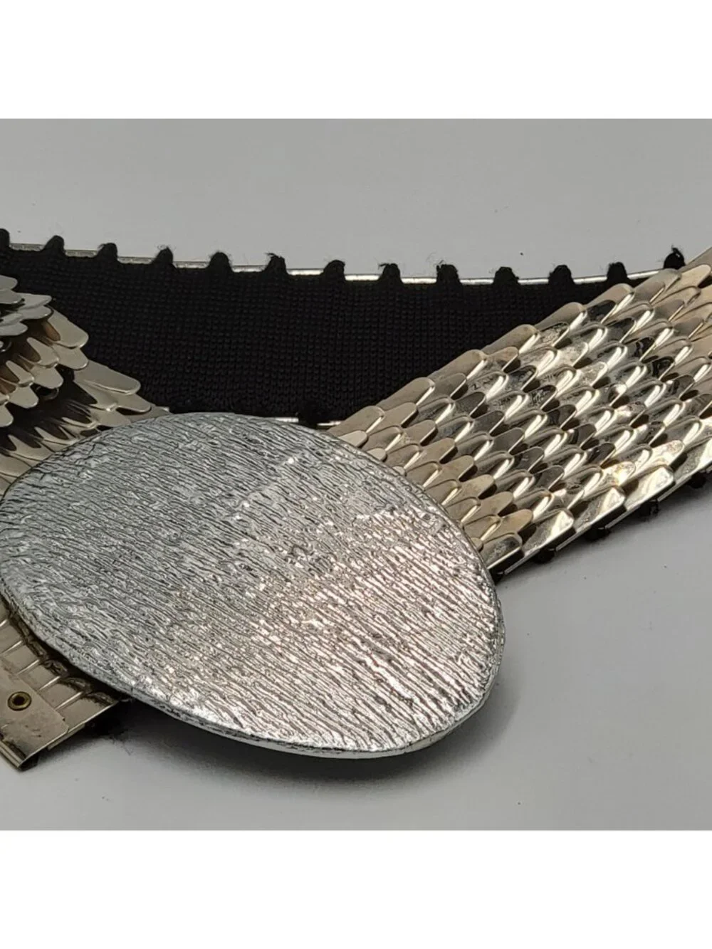 Vintage Silver-Tone Metal Scale Disco/Club Belt With Textured Oval Buckle
